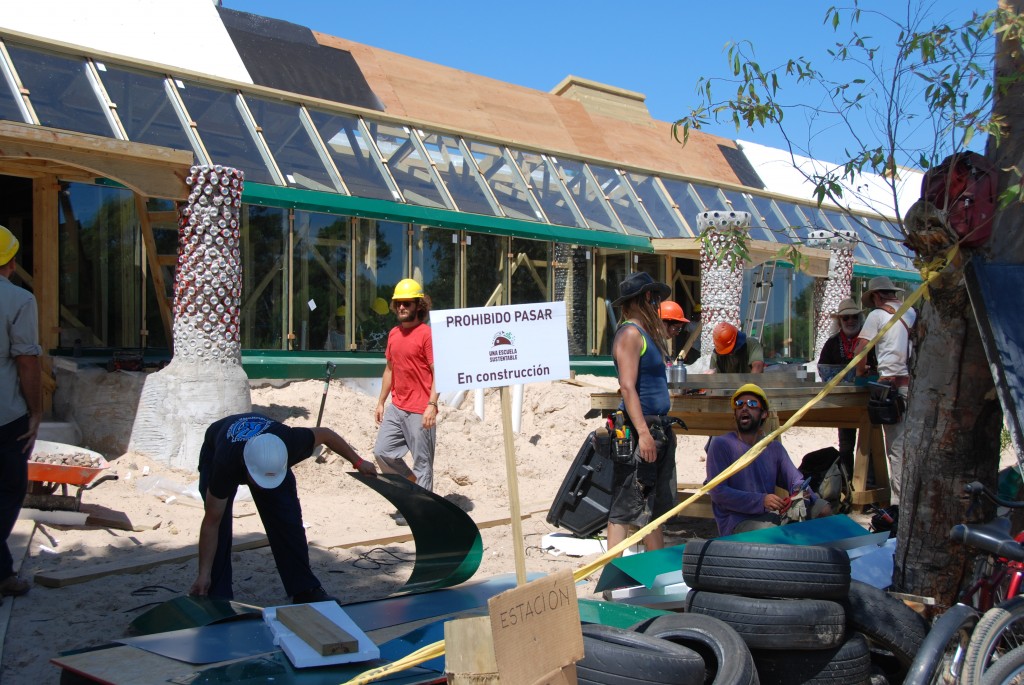 Hippies, école durable et architecture barrée, bienvenue sur le chantier Earthship de Jaureguiberry.