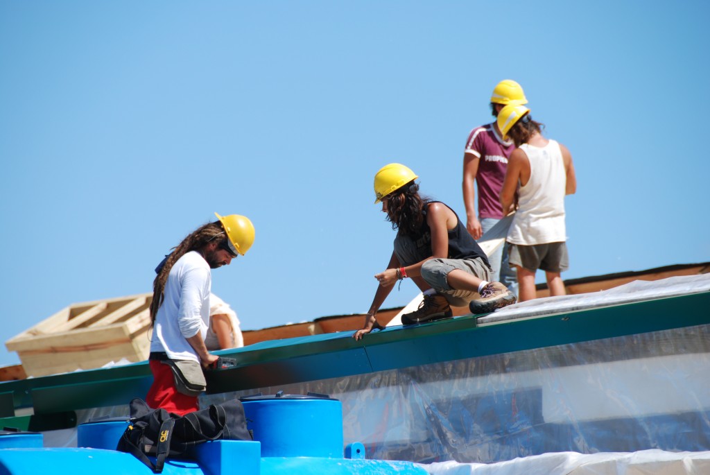 Hippies, école durable et architecture barrée, bienvenue sur le chantier Earthship de Jaureguiberry.