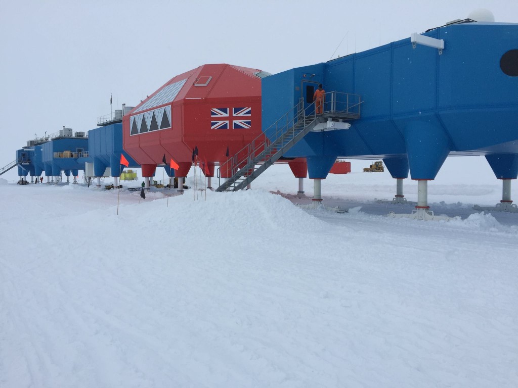 Eldoradonews tend son micro à Alexander, ingénieur satellite en Antarctique pendant 15 mois !