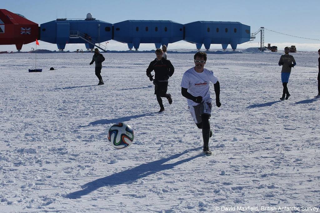 Eldoradonews tend son micro à Alexander, ingénieur satellite en Antarctique pendant 15 mois !