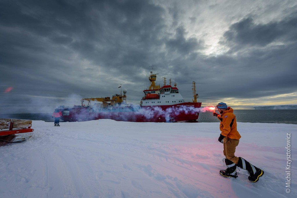 Eldoradonews tend son micro à Alexander, ingénieur satellite en Antarctique pendant 15 mois !