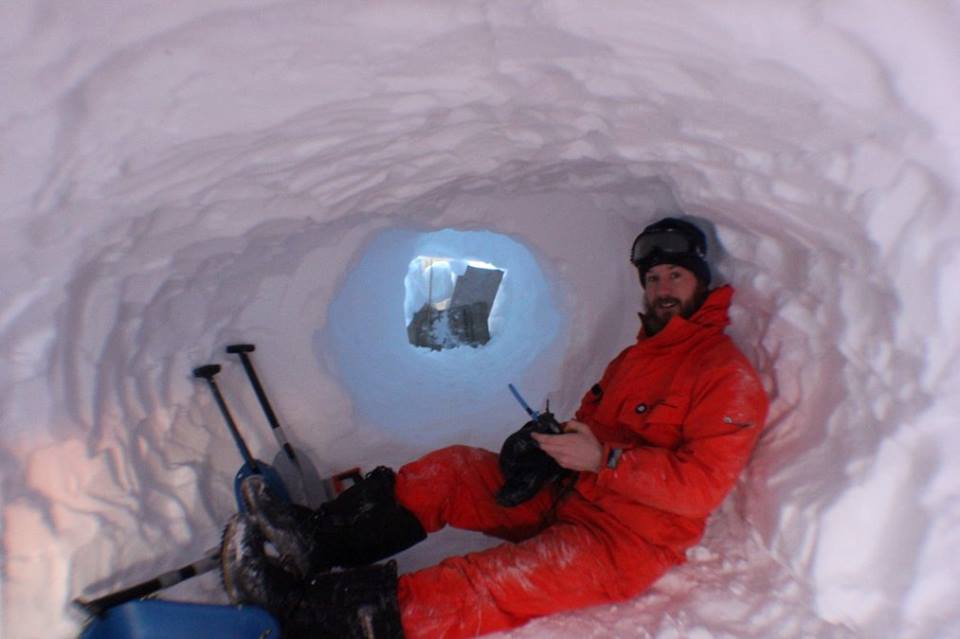 Eldoradonews tend son micro à Alexander, ingénieur satellite en Antarctique pendant 15 mois !